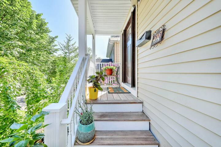 Charming home centrally located, 5 minutes walking to Wayland Square and Brown University. Yours for a long weekend to enjoy with your family. A complimentary bottle of Moet to welcome you.