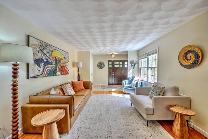 Charming home centrally located, 5 minutes walking to Wayland Square and Brown University. Yours for a long weekend to enjoy with your family. A complimentary bottle of Moet to welcome you. gallery image 5