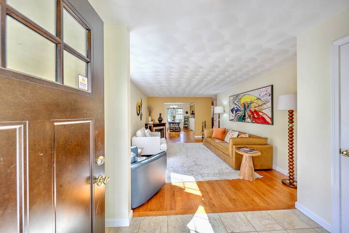 Charming home centrally located, 5 minutes walking to Wayland Square and Brown University. Yours for a long weekend to enjoy with your family. A complimentary bottle of Moet to welcome you. gallery image 4