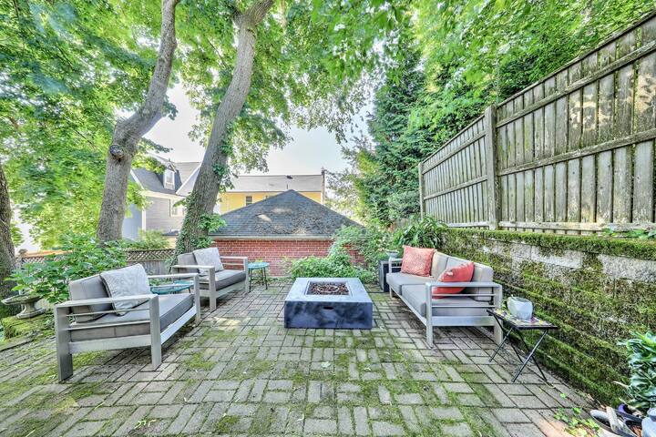 Charming home centrally located, 5 minutes walking to Wayland Square and Brown University. Yours for a long weekend to enjoy with your family. A complimentary bottle of Moet to welcome you. gallery image 3