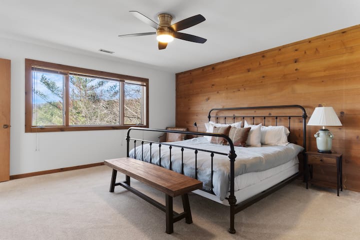 The primary bedroom, located on the main floor of the home, boasts a king size bed, an ensuite bathroom (complete with retro heart-shaped tub and shower!) and plenty of closet space. This bedroom also has a television.