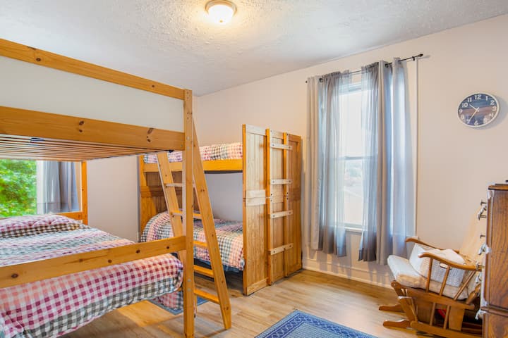 Chumba cha ghorofa kina vitanda viwili vya ghorofa vilivyo na reli za usalama.  Mabegi mawili ya maharagwe yanapatikana kwa ajili ya kutazama televisheni mahiri au michezo ya kubahatisha.   