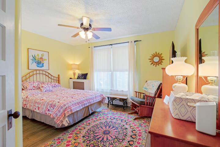 Kitanda aina ya Queen size kilicho na televisheni mahiri. 