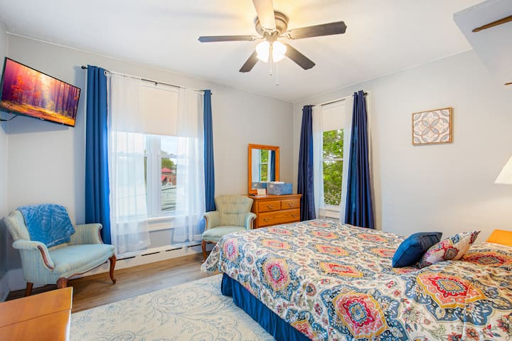 Kitanda cha ukubwa wa malkia na televisheni mahiri iliyo na chumba cha kufulia.