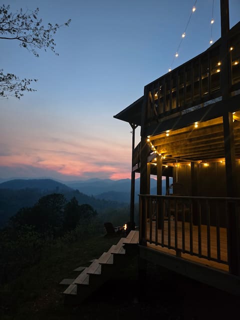 Top of the Mountain Getaway with Extreme Views!