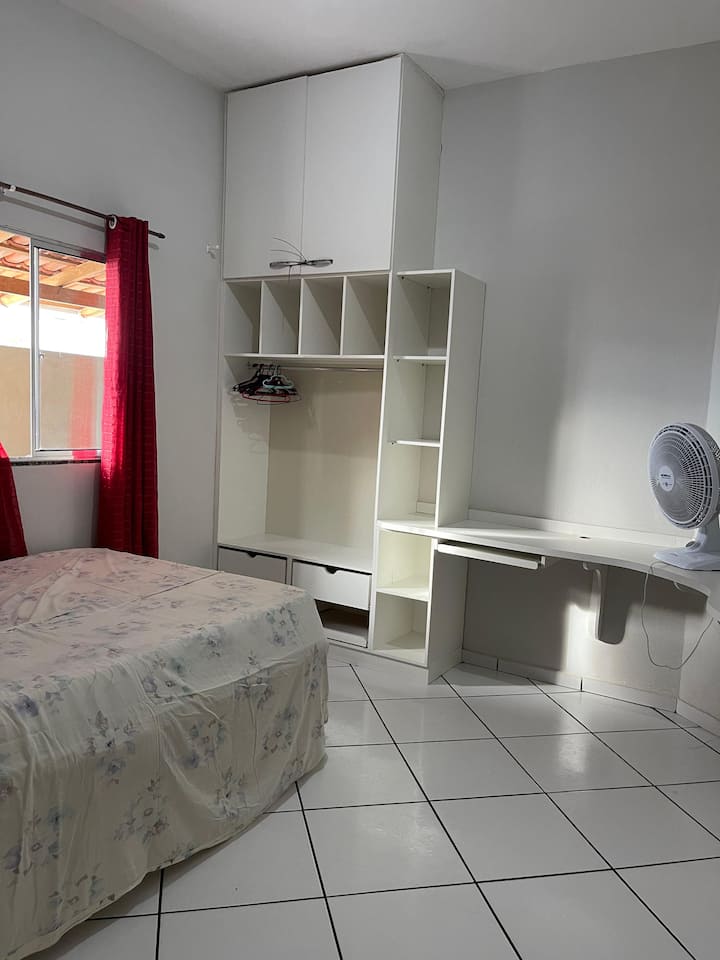 Dormitorio 2 con cama doble, mesita de noche, armario y encimera de oficina, así como un ventilador turbo.