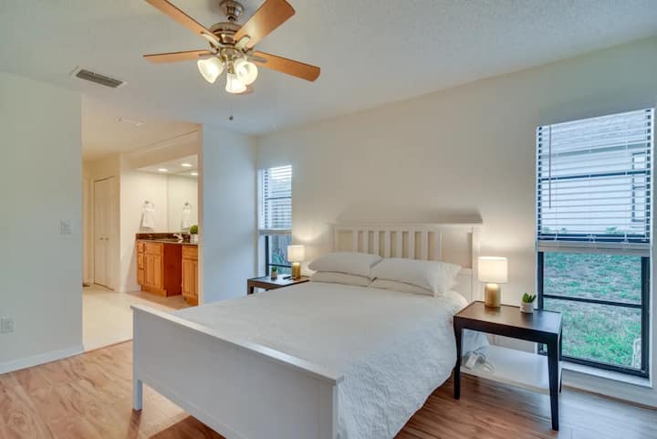 מיטת קווין סייז עם סדינים פרימיום, שתי שידות עם מנורות (מטעני USB) 