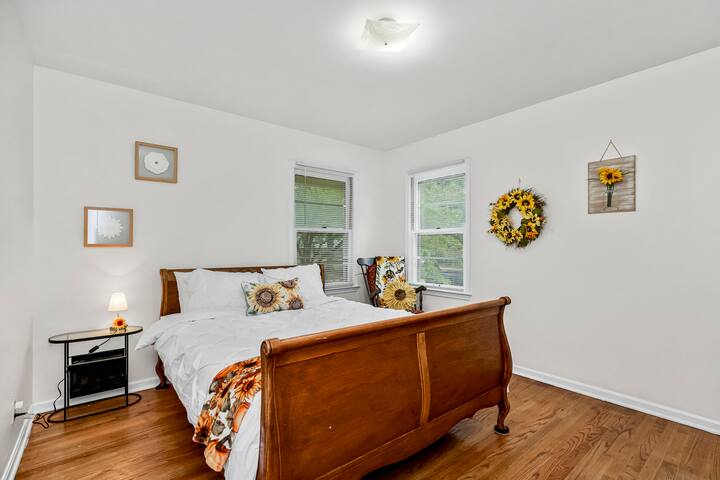 Serenity Home: Pet Friendly 3 Bdrm Oasis w Sunroom