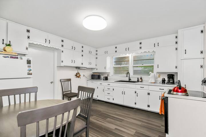 Serenity Home: Pet Friendly 3 Bdrm Oasis w Sunroom