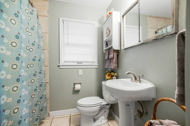 Serenity Home: Pet Friendly 3 Bdrm Oasis w Sunroom