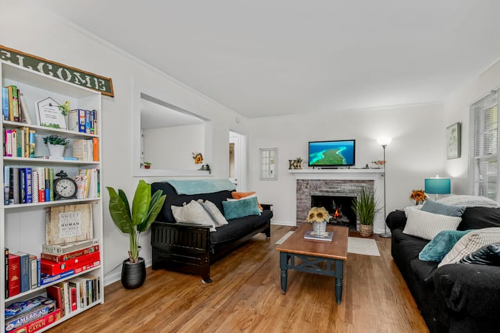 Serenity Home: Pet Friendly 3 Bdrm Oasis w Sunroom