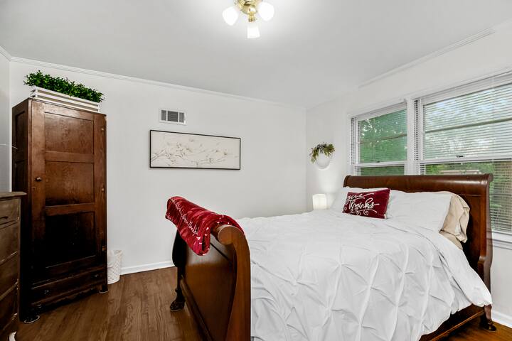 Serenity Home: Pet Friendly 3 Bdrm Oasis w Sunroom