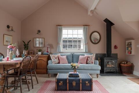 Cosy 2 Bedroom Cottage with Log Burner and Garden