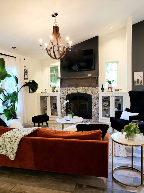 Luxury Retreat- playhouse, hottub, firepit, garage