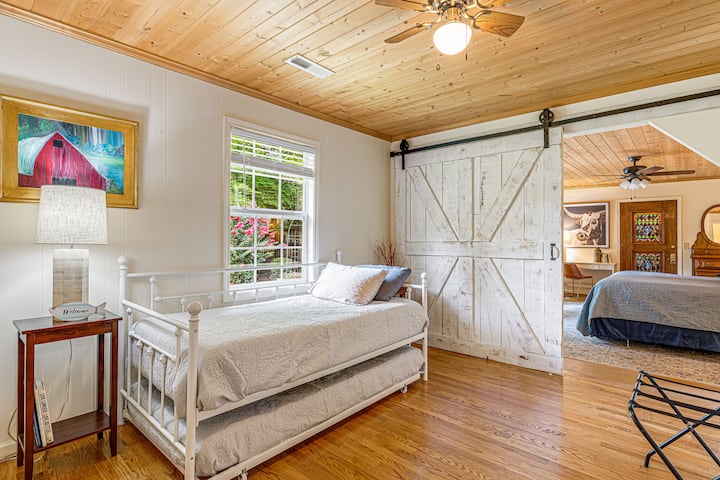 מיטה מתקפלת 
דלת האסם נפתחת לחדר שינה 1 