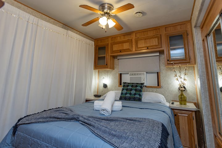 舒适的双人床，配有柔软的床上用品。