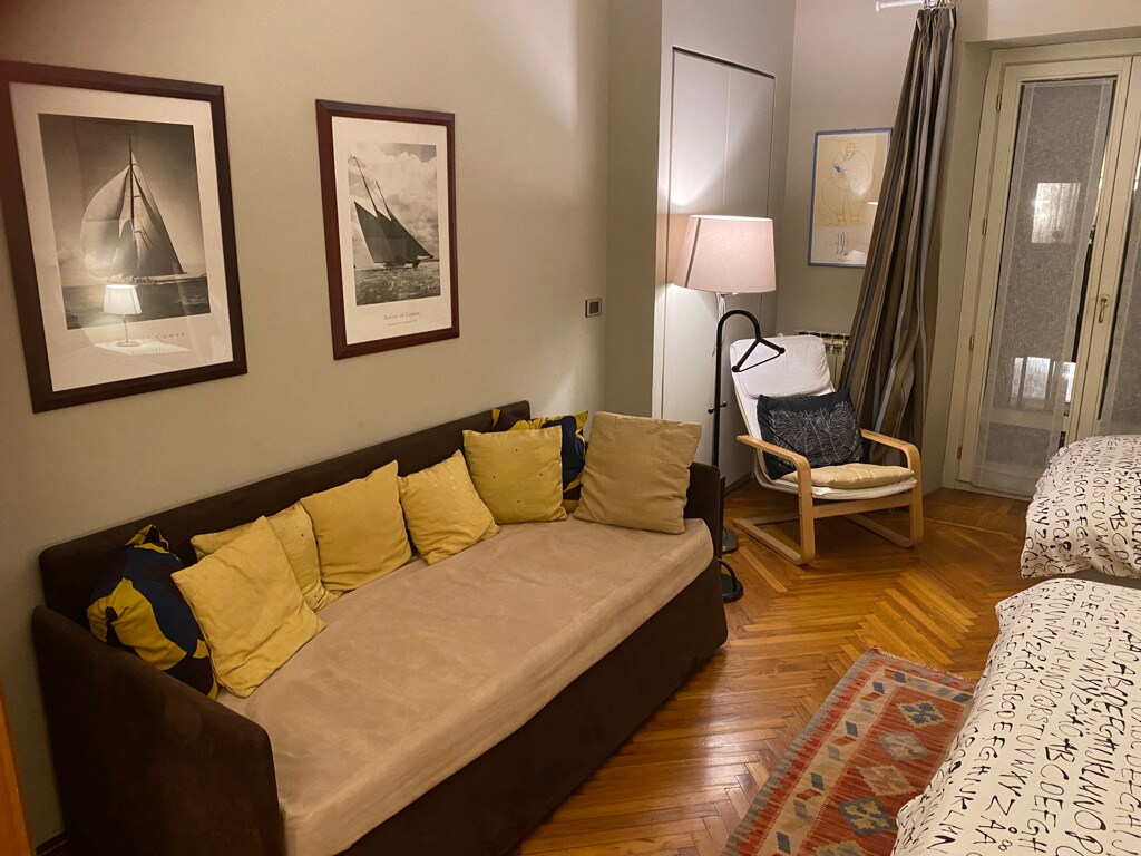 ห้องพักมีเตียงโซฟาเดี่ยวและเก้าอี้นวมสำหรับพักผ่อน รวมถึงเตียงคู่และเตียงเดี่ยว