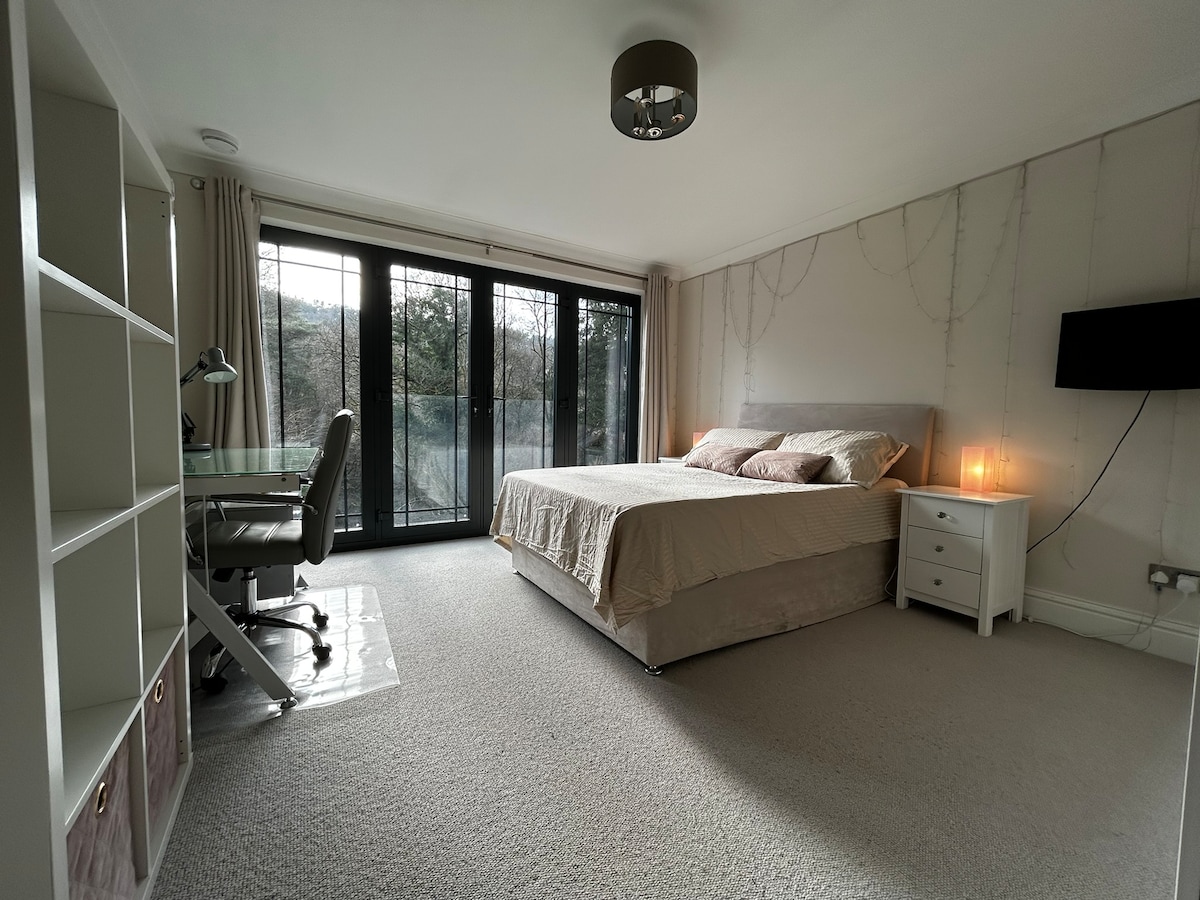 Spálňa 2 s francúzskymi dverami s výhľadom na záhradu. Môže to byť manželská posteľ alebo manželská posteľ a jednolôžko (pozrite si ďalšiu fotku).