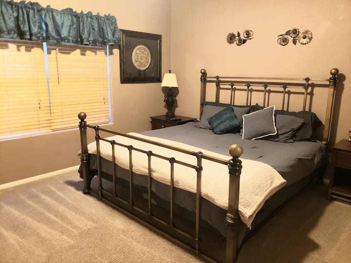 Comfy Cozy 2 Bedrooms 1 Ba, 70" & 40" Tv, & Grill - Montrose, CO