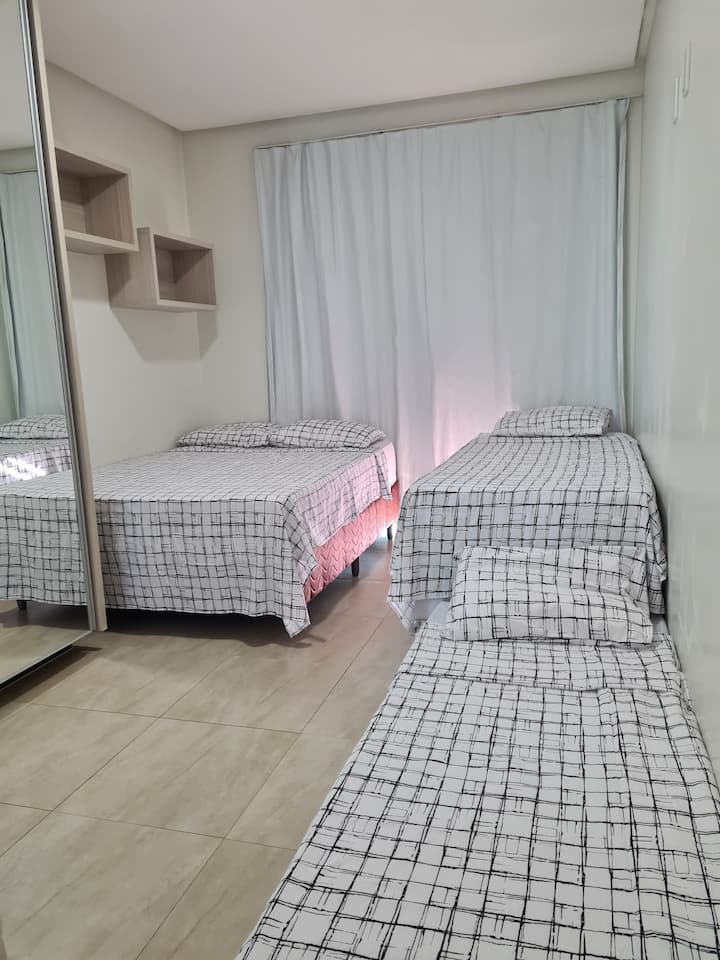 Suite # 2 , tweepersoonsbed, eenpersoonsbed, airconditioning, kast met spiegel, toegang tot solarium.