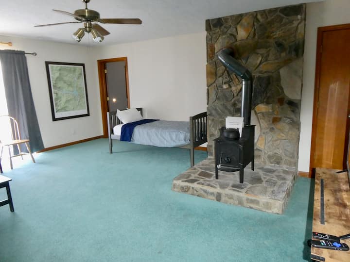 Para sa dekorasyon lang ang kalan na kahoy at hindi ito magagamit