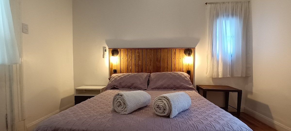 Chumba cha kulala cha bwana ni angavu sana na kina kitanda kizuri sana cha watu wawili ili kupumzika vizuri baada ya siku kali jijini. Pia ina mapambo ya kufikiria sana ambayo yanachanganya mambo ya kawaida na mambo ya kisasa.