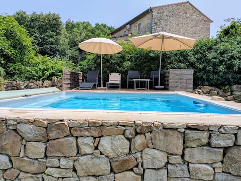 Charming 1BR apt in old stone farmhouse + pool