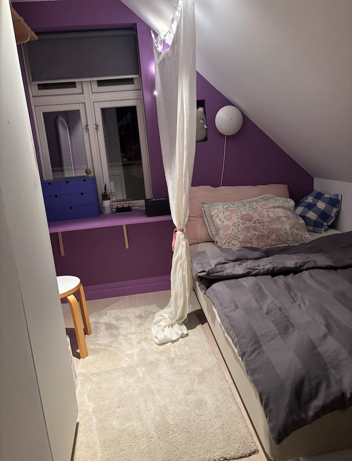 Cama de 120 cm. Posibilidad de colchón de 90 cm en el piso. 