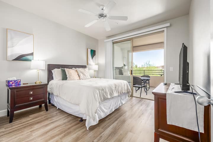 Glavna spavaća soba s izravnim izlazom na terasu s pogledom na bazen i planine,