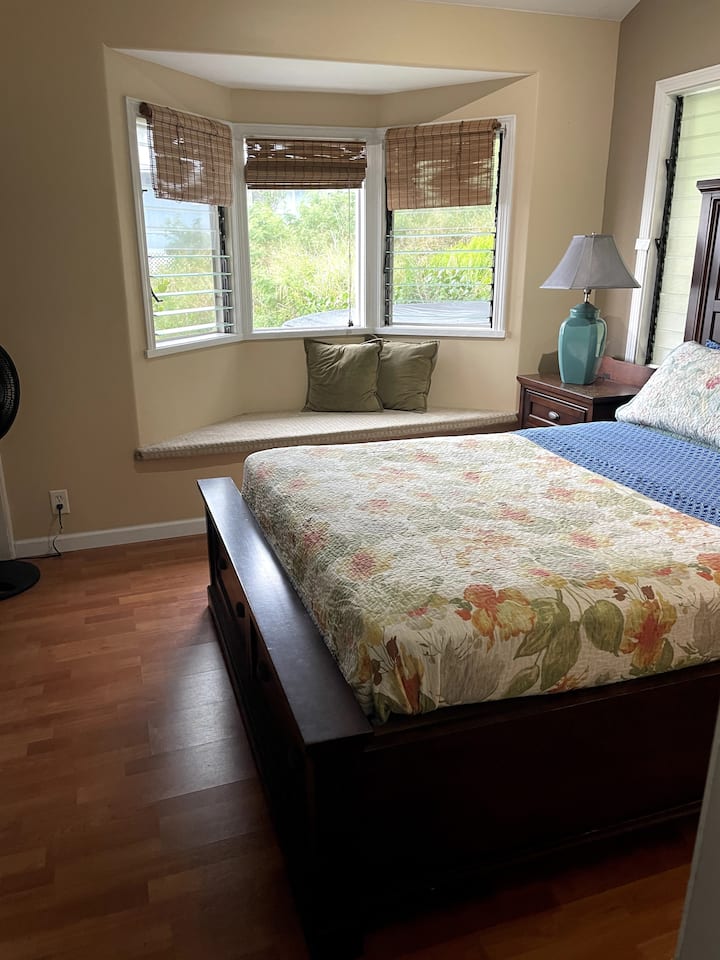 Სტუმრების საძინებელი №3 ოუშენვიუ-ბეის ფანჯრით