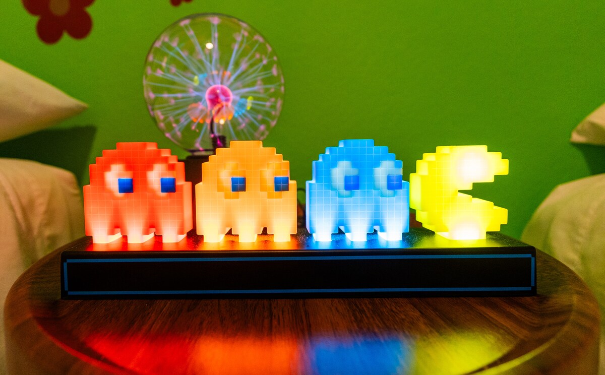 Light up your stay with this nostalgic Pac-Man display! Paired with a plasma ball, this iconic setup adds a playful retro touch, making your stay even more fun and immersive in our '80s & '90s-inspired Airbnb.