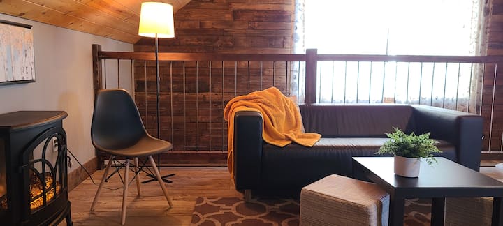 Countryside Private 2bdrm Suite With Mountain View