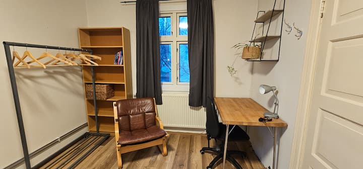 Escritorio en las habitaciones.  No hay sala de estar, pero un pequeño sofá en el pasillo. Buen wifi. 