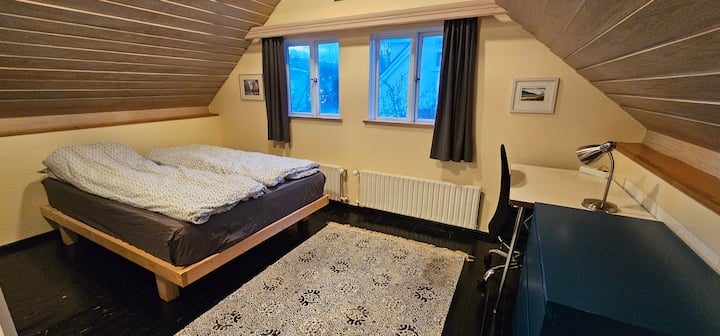 Dormitorio de 3 pisos con cama de 140 cm. 