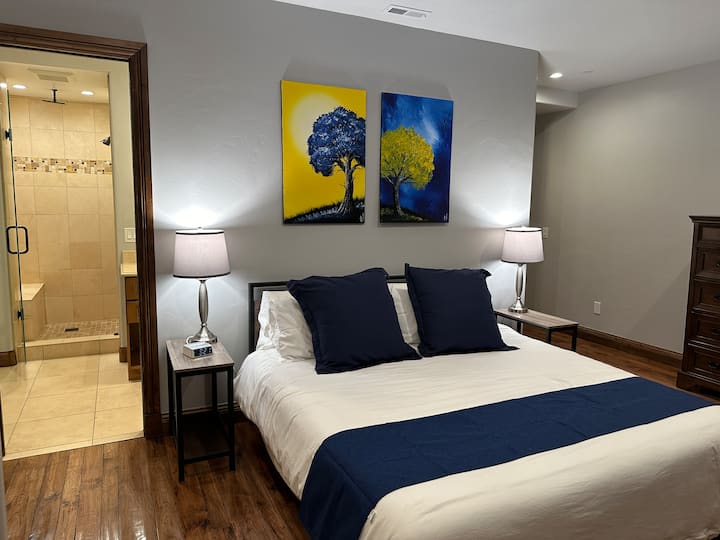 Cama tamaño king en el dormitorio principal con puertos de carga USB.