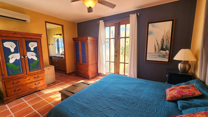 Главниот апартман на вториот кат е лесен и просторен, со ветрови завеси и балкон на Јулија. Изгрејсонце над Исла Кармен и морето Кортез може да се види од креветот наутро! Овој апартман има удобен брачен кревет со мемориска пена и два ормара.