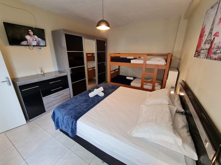 غرفة مزدوجة بسرير كبير وسرير بطابقين، تتسع لنوم في الغرفة 3 أشخاص، وتحتوي على مكيف هواء.