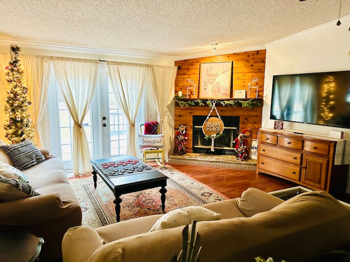 חג מולד של בית חווה.  לידיעתכם, האח לא מחוברת לפרופן למטרות בטיחות.   אין הרבה פעמים בשנה שחום בדרך כלל הכרחי בפלורידה.  אל דאגה, יש חימום מרכזי ללילות קרים:) 