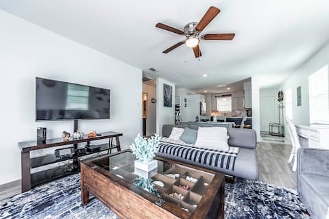 Family retreat with coastal -island vibes @ Kemah