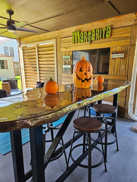 Family retreat with coastal -island vibes @ Kemah