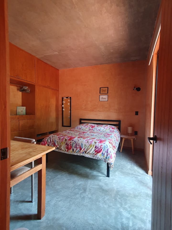 Стая 1 с двойно легло queen size, с вграден гардероб. Отпътуване вътре в къщата и гледката към градината и басейна. Разполага с маса и стол за бюро, за да работи удобно.