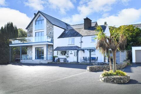 Beautiful cottage a stones throw from the beach.