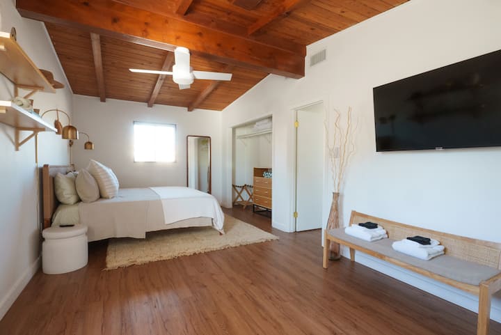 Mwonekano wa chumba cha kulala cha msingi kutoka kwenye kabati la pembeni la tv