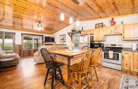 River Cabin w Hot Tub, private access and Floating