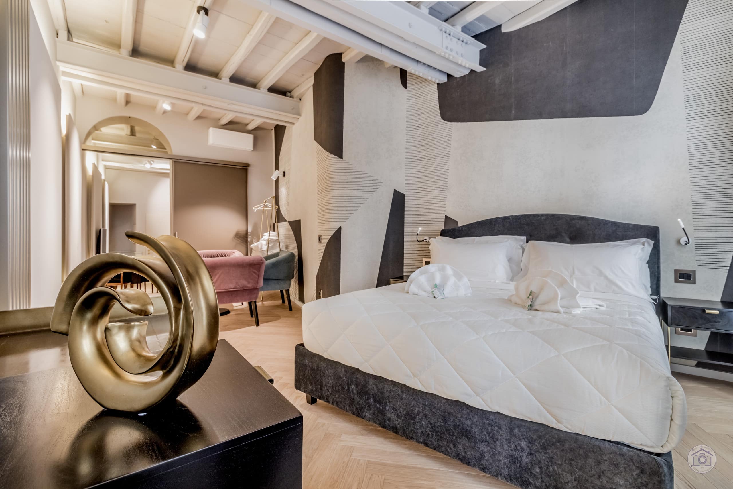 Living room with original coffered ceiling and designer furniture in the Piazza di Spagna loft