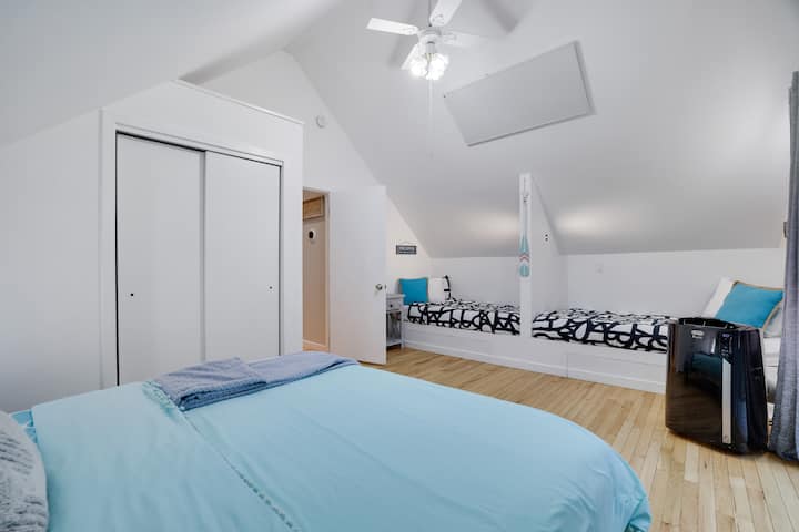 King size e 2 letti singoli. Aria condizionata/riscaldamento radiante autoportante. ingresso al balcone privato. 