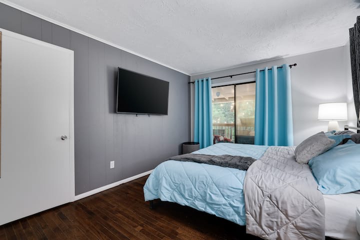 Letto matrimoniale grande, finestra AC/battiscopa, smart TV, ingresso al patio