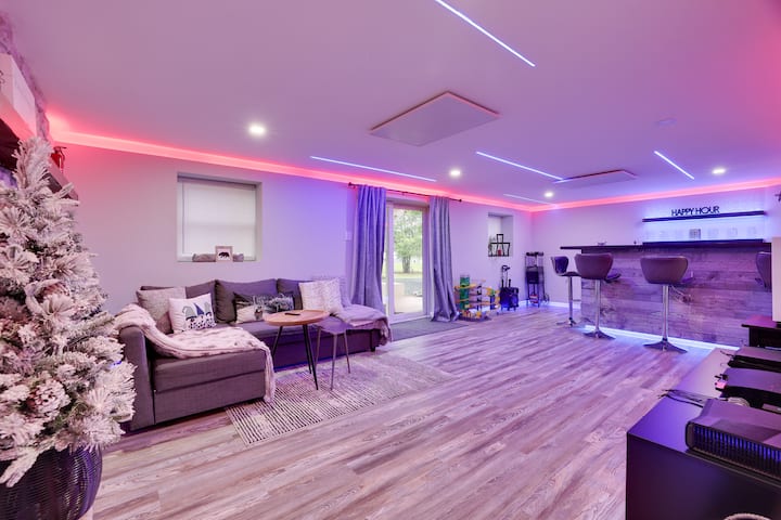 caminetto a legna, smart TV, bar completamente rifornito con strumenti di mixology, console di gioco e giochi per bambini, adolescenti e adulti (PS3, PS4, XBOX 360), giochi da tavolo, macchina per popcorn, altoparlante/karaoke portatile e altro ancora. 