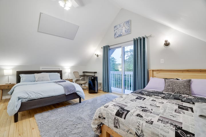 2 letti matrimoniali. Aria condizionata/riscaldamento radiante autoportante. spazio di lavoro. ingresso al balcone privato. 