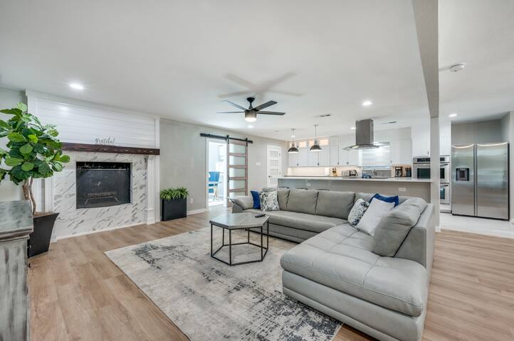 Posh Sparkman Estates Contemporary Ranch gallery image 3